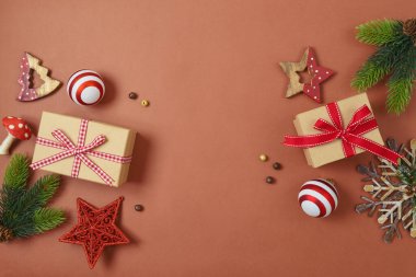 Hediye kutusu ve süslemeleri olan klasik Noel arkaplanı. Retro süsleme kompozisyonu. Üst manzara, düz uzanma