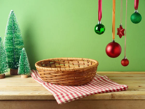 Empty Basket Wooden Table Hanging Ornamnrt Decoration Tablecloth Green Background — Stock Photo, Image