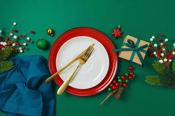 Vrolijk Kerstfeest Gelukkig Nieuwjaar Concept Met Bord Geschenkdoos Decoraties Groene — Stockfoto