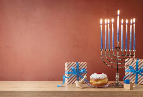 Jüdischer Feiertag Chanukka Hintergrund Mit Menora Traditionellen Donuts Und Geschenkschachtel — Stockfoto