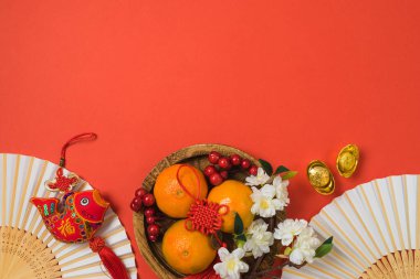 Çin Yeni Yıl kutlamaları ve kırmızı arka planda geleneksel bahar festivali dekorasyonları. Üst manzara, düz yatış. Çince metin: 