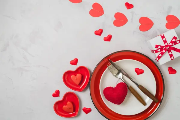 Valentinstag Romantisches Dinner Konzept Teller Besteck Herzform Geschenkbox Und Kerzen — Stockfoto
