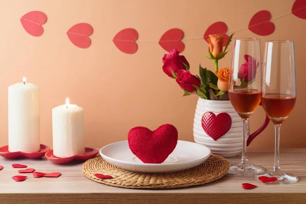 Valentinstag Romantisches Dinner Konzept Holztisch Mit Teller Herzform Wein Blumen — Stockfoto