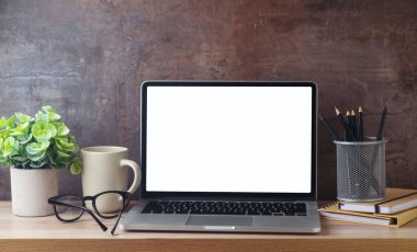 Dizüstü bilgisayar, modern ofis masasına dizüstü bilgisayar, kahve fincanı ve bitki ekiyor. İş konsepti