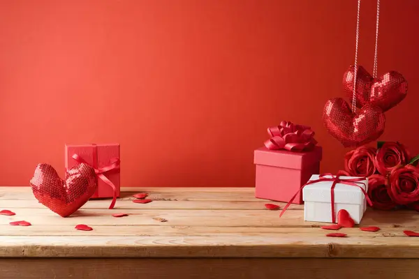 Valentýna Pozadí Prázdným Dřevěným Stolem Dárkové Krabice Tvary Srdce Rekreační — Stock fotografie