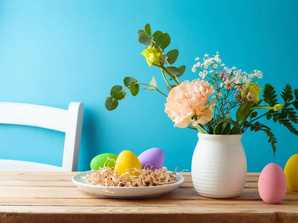 Húsvéti Ünnep Tojás Dekoráció Virágok Csokor Asztal Felett Kék Háttér — Stock Fotó