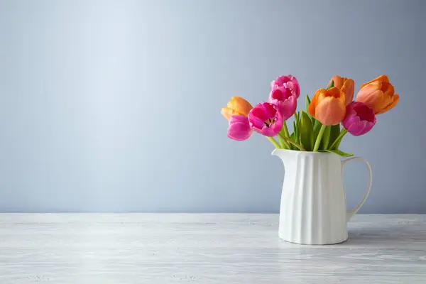 Красивый Букет Цветов Тюльпана Белом Деревянном Столе Весенний Макет Дизайна Стоковое Изображение