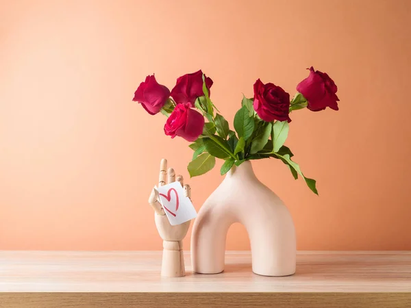 Valentinstag Romantisches Stillleben Mit Rotem Rosenstrauß Moderner Vase Auf Holztisch Stockbild
