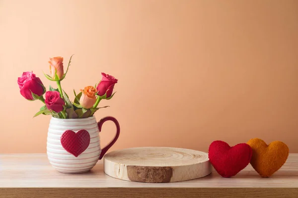 Valentinstag Hintergrund Mit Leerem Holzstamm Rosenblüten Und Herzformen Urlaub Attrappe Stockfoto