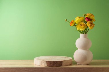 Bahar ve Paskalya arkaplanı boş ahşap kütük ve modern vazoda çiçekler. Tatil tasarım ve ürün gösterimi için modelleme
