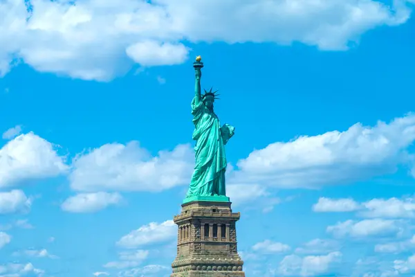 Özgürlük Anıtı New York Abd Üzerinde Mavi Gökyüzü Telifsiz Stok Fotoğraflar