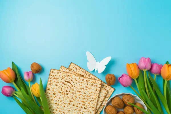 Jüdisches Pessach Konzept Mit Matza Und Tulpenblüten Frühling Auf Blauem lizenzfreie Stockfotos