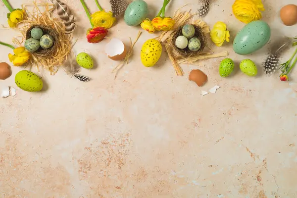 イースターの休日のコンセプトは 石の背景にイースターの卵と春の花 トップビュー フラットレイ構成 ストックフォト