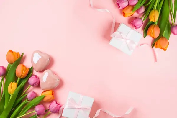 Happy Mother Day Konzept Mit Tulpenblumen Herzform Und Geschenkbox Auf lizenzfreie Stockbilder