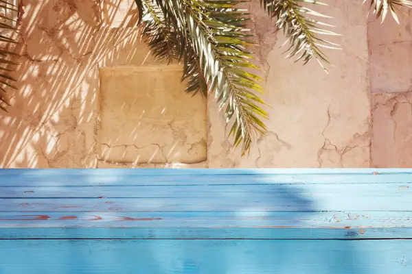 Leerer Blauer Holztisch Über Der Wand Mit Palmenschattenhintergrund Sommerpicknick Attrappe Stockbild