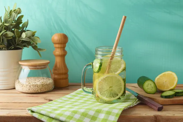 木製のテーブルの上にレモンとキュウリで水を注入 デトックス 健康的な食事や減量の概念の背景 ロイヤリティフリーのストック画像