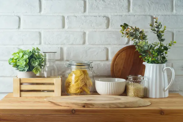 Leere Holzklötze Auf Dem Küchentisch Vor Weißem Backsteinhintergrund Küchen Attrappe lizenzfreie Stockfotos