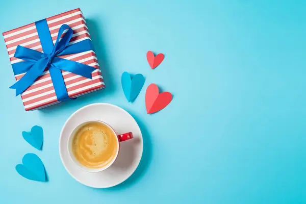 Draufsicht Auf Kaffeetasse Geschenkbox Und Herzformen Auf Blauem Hintergrund Glückliche lizenzfreie Stockbilder