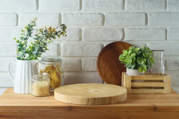 Mutfak Masasında Boş Ahşap Kütük Yemek Kavanozları Bitkiler Beyaz Tuğla - Stok İmaj