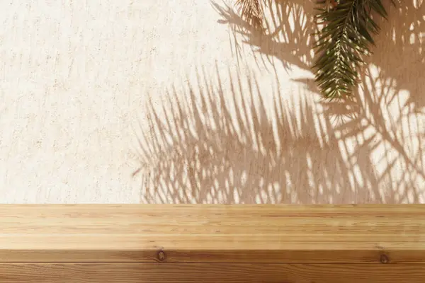 ヤシの木の影の背景が付いている壁の上の空の木のテーブル デザインと製品の表示のための夏のピクニックモックアップ ストック画像