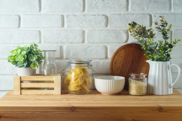 Kuchyňský Stůl Nádobami Jídlo Rostliny Přes Bílou Cihlovou Zeď Pozadí Stock Fotografie