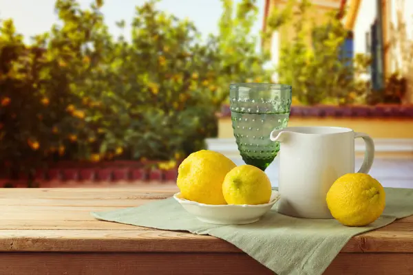 지중해 개념입니다 배경에 피크닉 테이블에 레몬과 주전자 스톡 사진