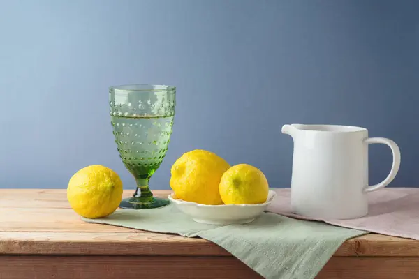 Composición Verano Con Limones Jarra Blanca Sobre Mesa Madera Cocina Imagen De Stock