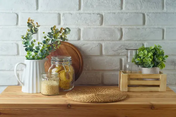 Prázdný Dřevěný Kuchyňský Stůl Podložkou Proutěné Místo Nádoby Jídlo Rostliny Stock Snímky