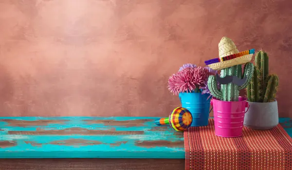Мексиканская Концепция Вечеринки Кактусом Шляпой Сомбреро Деревянном Синем Столе Фоне Лицензионные Стоковые Изображения