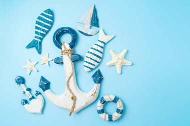 Mavi arka planda ahşap deniz süslemeleri olan yaz tatili konsepti. Üst manzara, düz uzanma