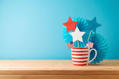 Bağımsızlık Günü 'nüz kutlu olsun, 4 Temmuz kutlamaları konsepti. Dekorasyonlar ve ahşap masa üzerinde Amerikan bayrağı.