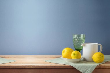 Limonlu yaz mutfak masası, beyaz sürahi ve ürün sergisi için boş alan