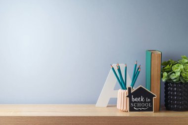 Masaüstü, kalem, kitap, bitki ve ürün gösterimi için boş alanla okula geri dön