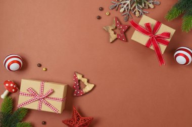 Hediye kutusu ve süslemeleri olan klasik Noel arkaplanı. Retro süsleme kompozisyonu. Üst manzara, düz uzanma