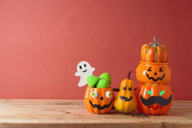 Ahşap masada balkabaklarıyla Cadılar Bayramı süslemesi