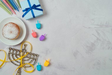 Geleneksel donutlar, menoralar, renkli mumlar ve hediye kutusuyla mutlu Hanukkah sınır arkaplanları. Üst manzara, düz uzanma