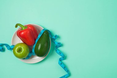 Sağlıklı yaşam tarzı ve tabakta elma, biber ve avokado ile dengeli yeme konsepti