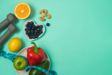 Sağlıklı yaşam tarzı ve dengeli yeme geçmişi sebze, meyve, yabanmersini ve dambıllarla