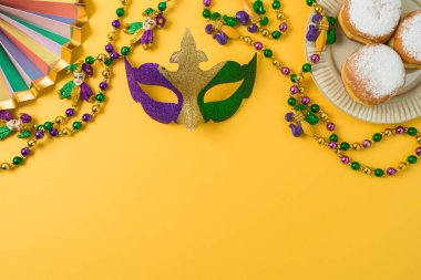 Mardi Gras karnaval maskesi, boncuk fırlatma ve çörekleri parlatma şenlik kompozisyonu