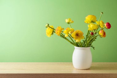 Çağdaş vazoda yeşil duvar arkaplanının üzerinde bahar çiçeği buketi. Ürün gösterimi için iç tasarım modeli