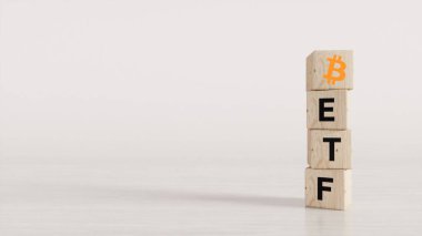 Değişim Ticaret Fonu (ETF) ve Bitcoin şifreleme vizesi kavramı. Dijital para arka planı kavramını tanıt. ETF metni ile ayakta duran bitcoin ikonlu tahta dikey küp. Beyaz arkaplan, 3 boyutlu