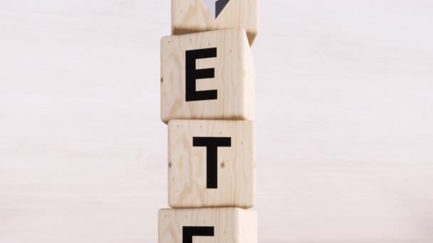 Eth Etf 交易所交易基金 Etf 和Ethereum隐签证的概念 介绍数字货币背景的概念 带有Ethereum图标的木制垂直立方体与 Etf 文本站在一起 白色背景 — 图库视频影像