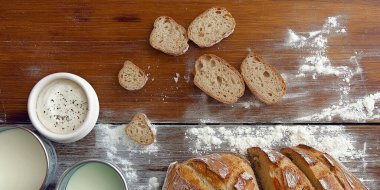 Köy ahşap bir masada kremalı ekmek ile servis edilen ev yapımı ekşi ekmeğin tadını çıkarın..