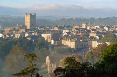 Richmond, Kuzey Yorkshire, İngiltere - 18 Ekim 2006: Richmond Şatosu ve şehir merkezindeki binalar sisli ve güneşli bir günde