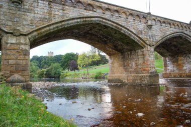 Richmond Kalesi Mercury Köprüsü 'nün altında Swale Nehri var.