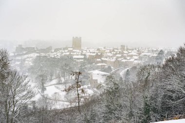 Richmond Kalesi ve Richmond Kasabası, Kuzey Yorkshire 'a kar yağıyor.