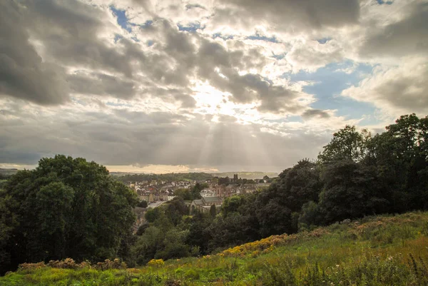 Zon Breekt Door Stormachtige Wolken Boven Richmond North Yorkshire — Stockfoto