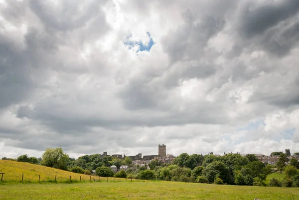Richmond Castle Richmond Town Met Dramatische Witte Wolken — Stockfoto