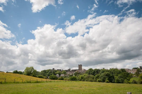 夏天的一天 白云弥漫 纵观田野 可以看到里士满城堡和里士满城 — 图库照片