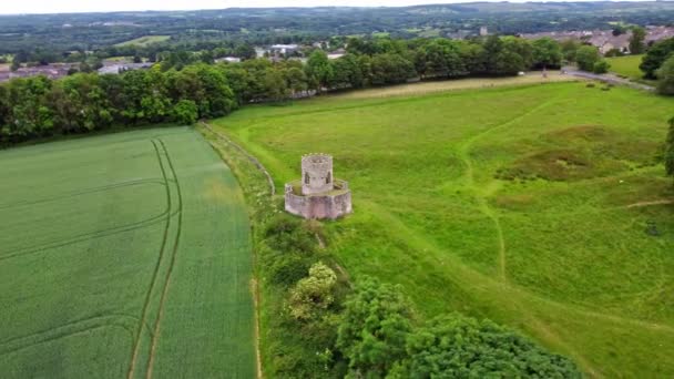 Luchtdrone Baan Rond Oliver Ducket Richmond North Yorkshire — Stockvideo